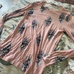 Rosa blommig tröja Tommy Hilfiger - Rosa tröja med blommiga detaljer från Tommy hilfiger!🩷