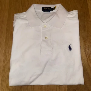 Vit piké från Polo Ralph Lauren - Vit piké från Ralph lauren, tröjan är ej tidigare använd, den har bara provats!