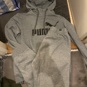 Puma set - Tröjan är storlek XS(34) & byxorna storlek S(36) Använda ett fåtal gånger. Gosig material och väldigt bekväma.