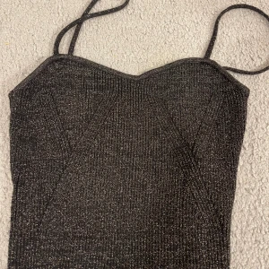 Svart glitter topp - Så snygg, går även att ha som tube topp. 