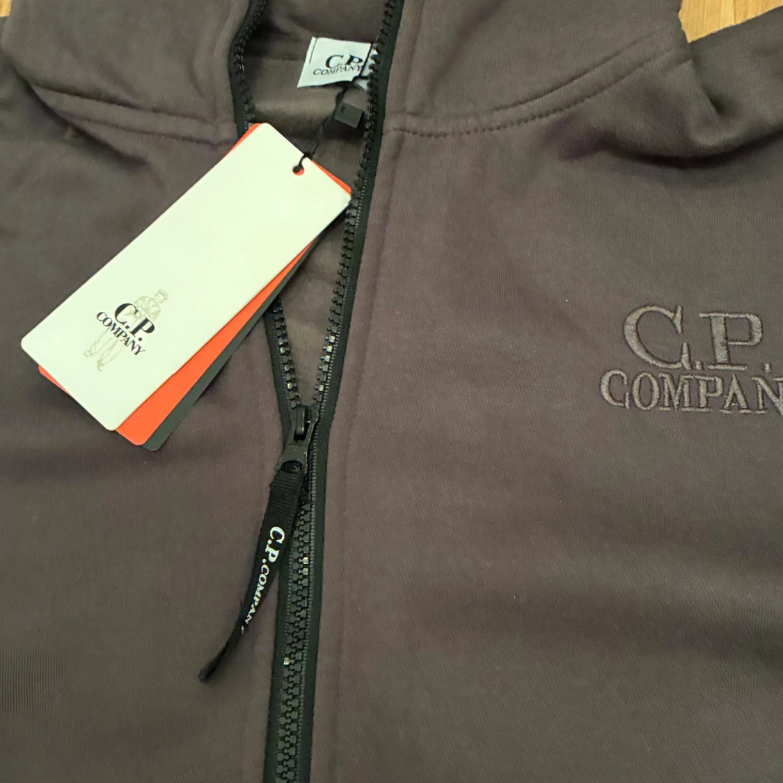 Brun hoodie med goggles från C.P. Company - 1