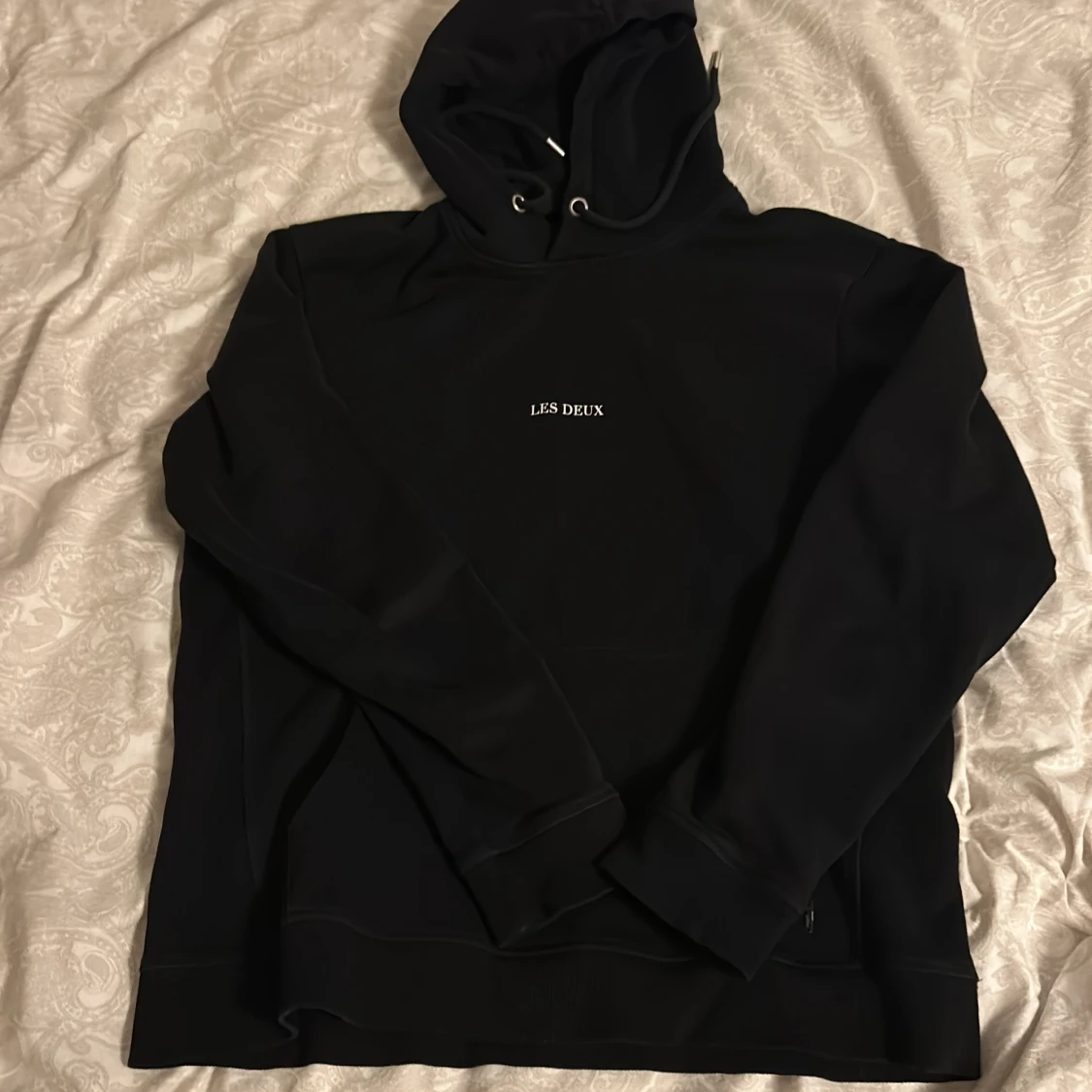 Svart hoodie från Les Deux - 1