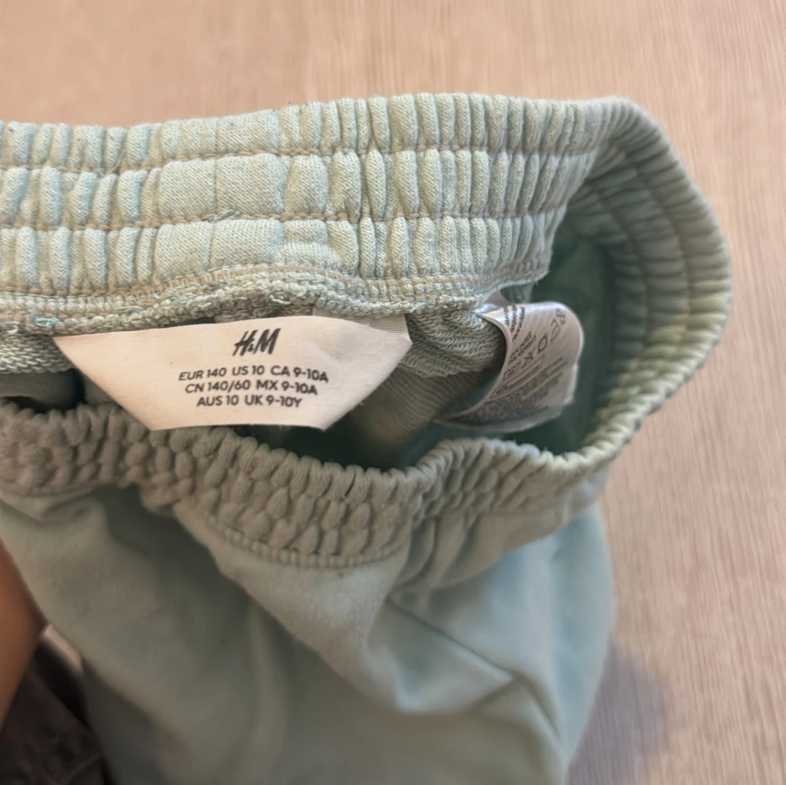 Mintgröna shorts från H&M med tryck - 2