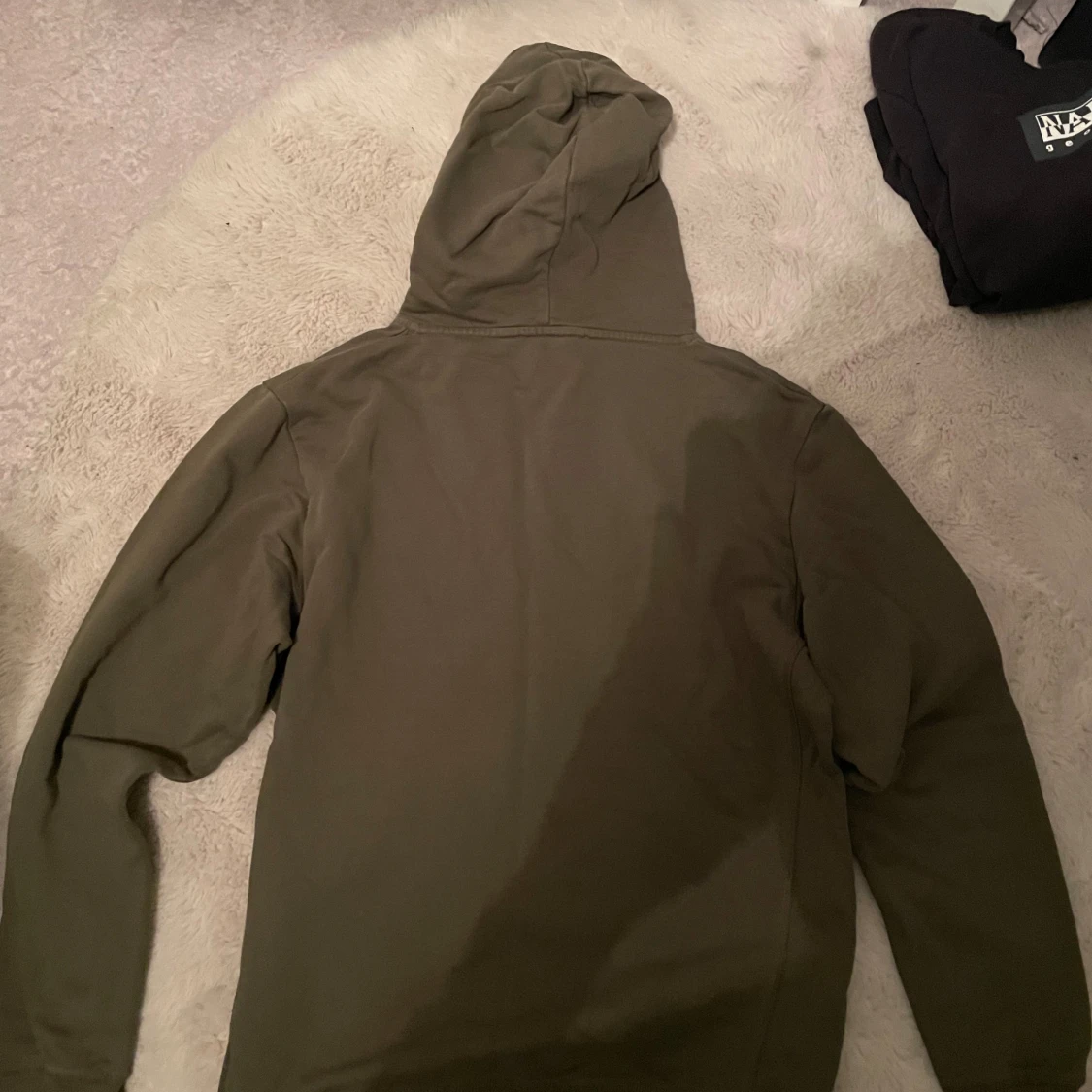 Olivgrön hoodie från Les Deux - 1