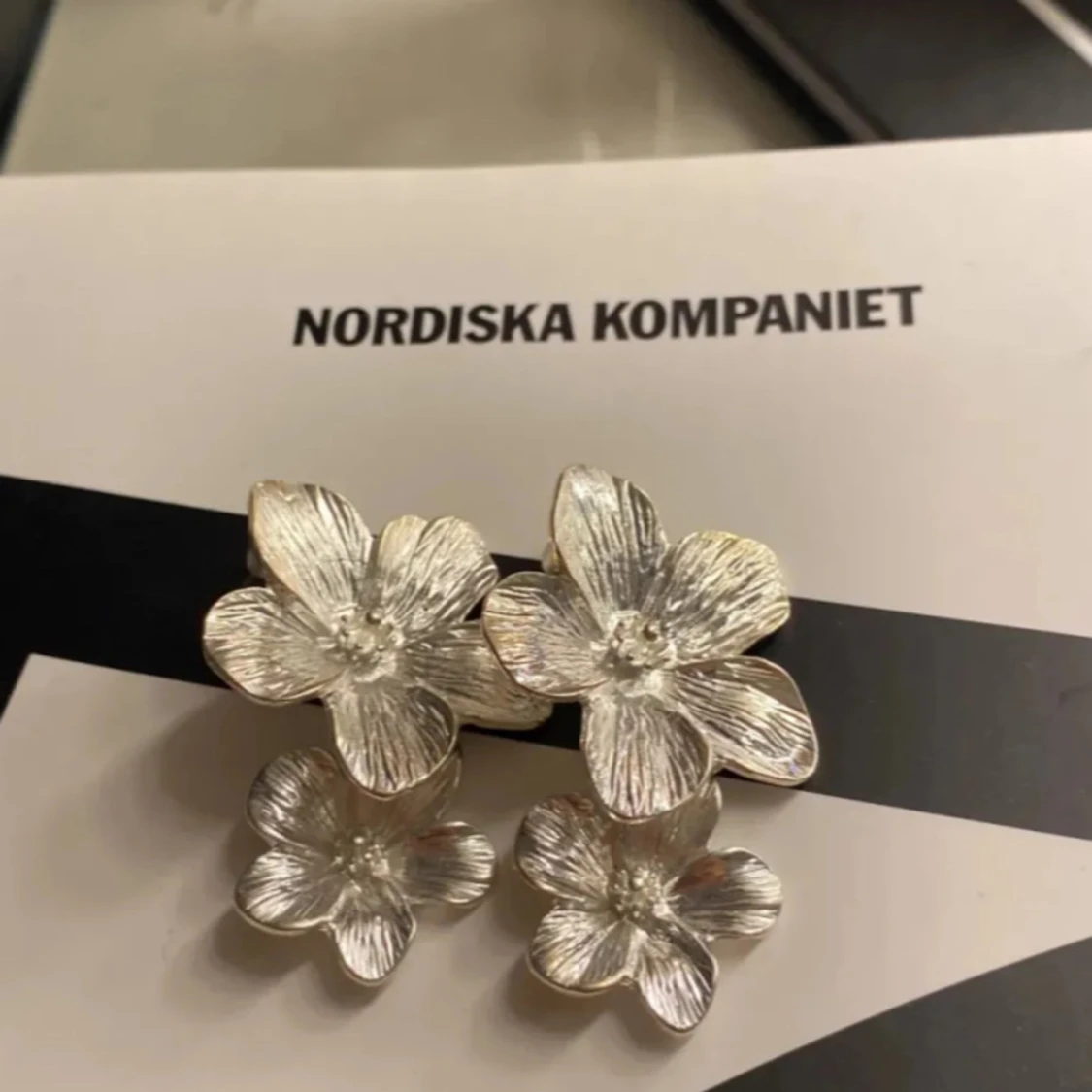 Blommiga silvriga örhängen och ring - 1