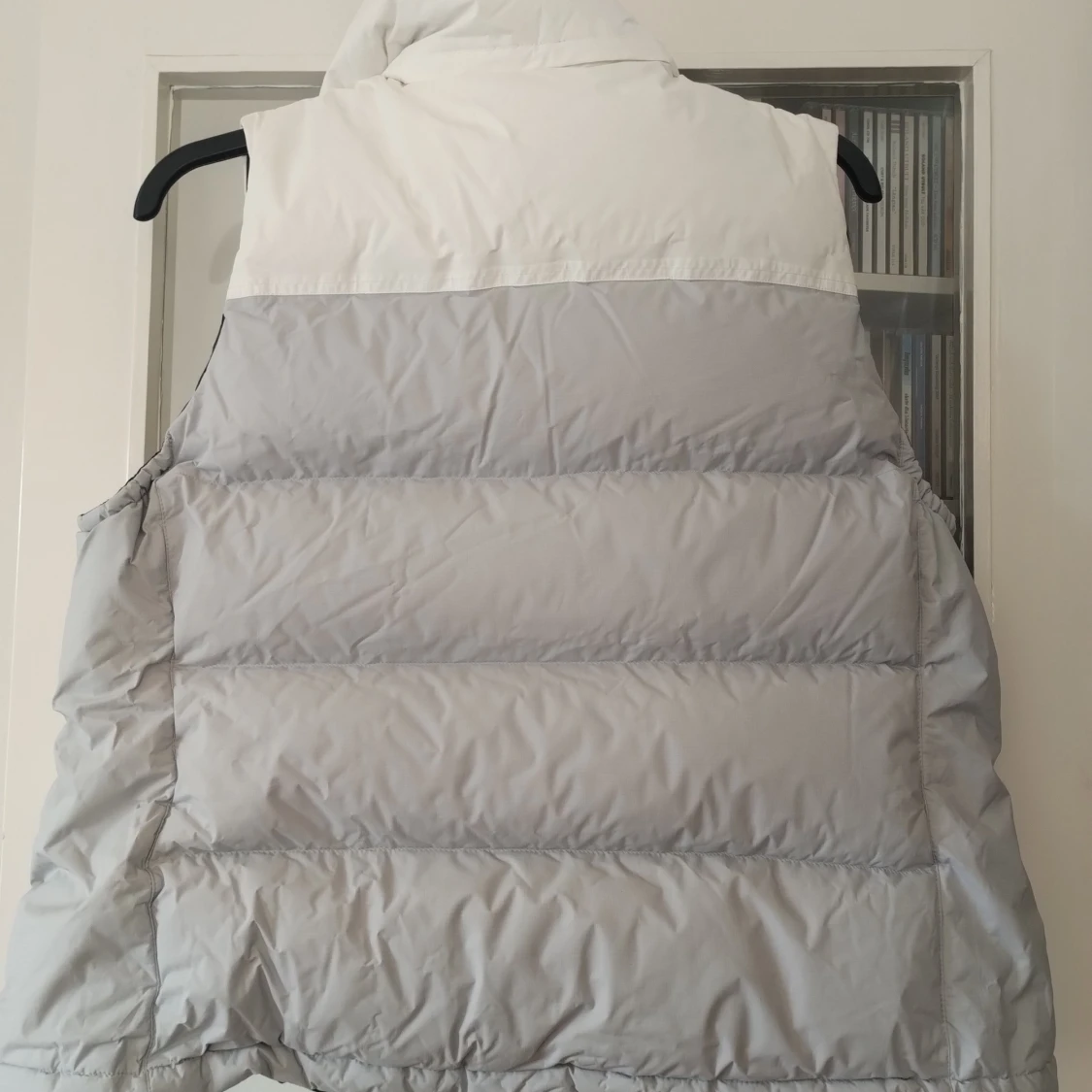 Peak Performance dunväst i grått och vitt - 1