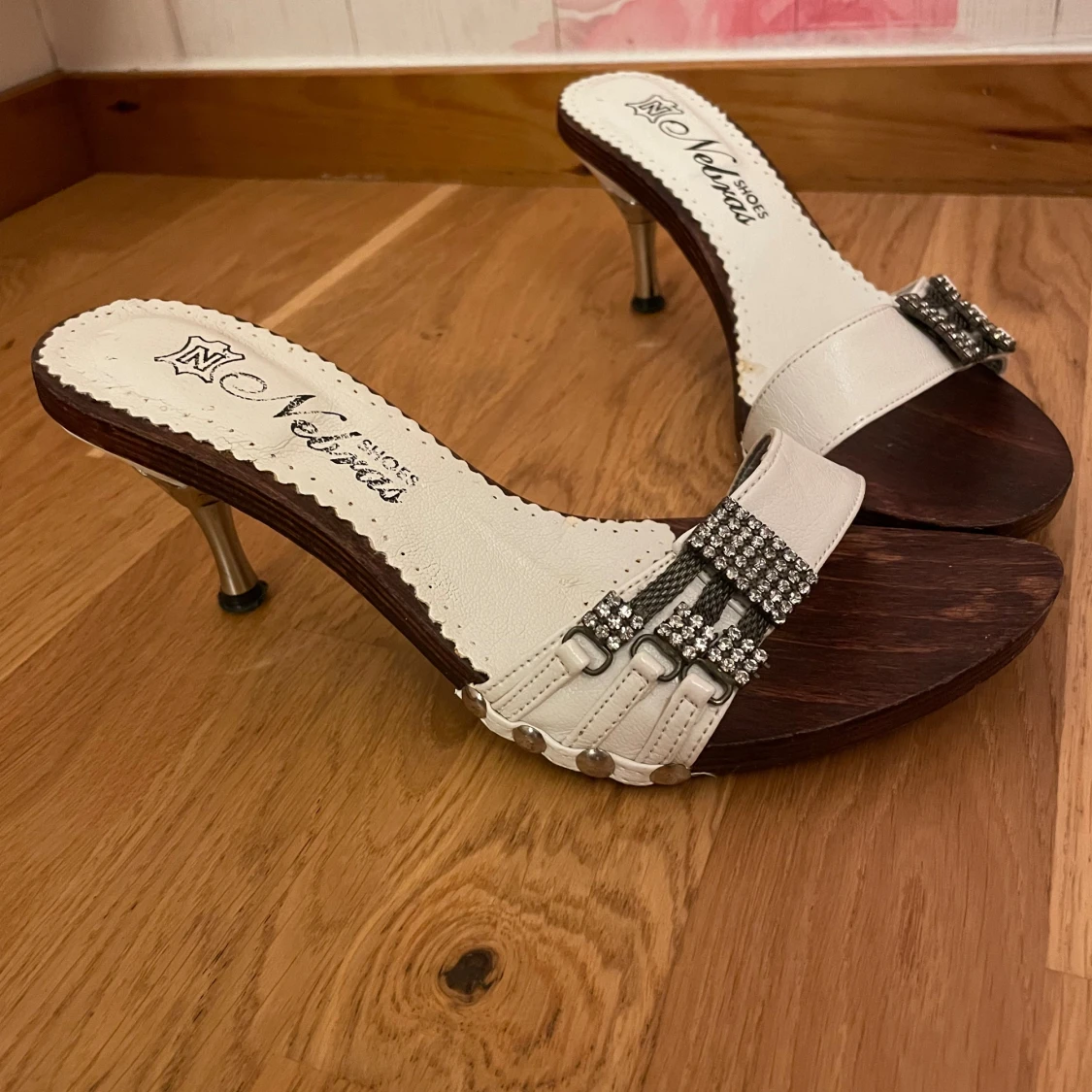 Vita sandaler med klack från Nelvas - 1
