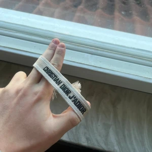 Dior armband - Helt ny & Oanvänd ✅ Unisex (för båda kön) Justerbar storlek (passar alla) 📏  Kontakta gärna för mer info ☺️