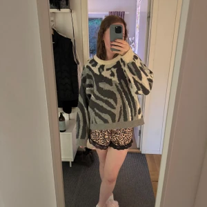 Stickad tröja från vero Moda  - Fin stickad tröja i ett coolt mönster, tröjan är perfekt nu när de börjar bli kallare ute och är i ett mjukt material. 