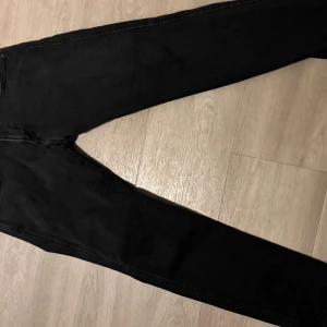 Svarta Replay jeans  - Svarta replay jeans, skriv vid frågor 