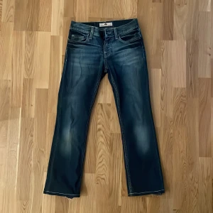 Blå bootcut jeans från Fornarina - Snygga blå jeans från Fornarina med bootcut passform och coola slitningar. Jeansen är skitsnygga till hösten!! Säljer då jag inte använder🫰