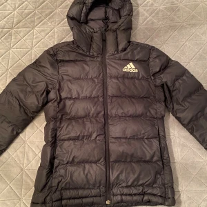 Svart pufferjacka från Adidas XS - Dm vid intresse!.
