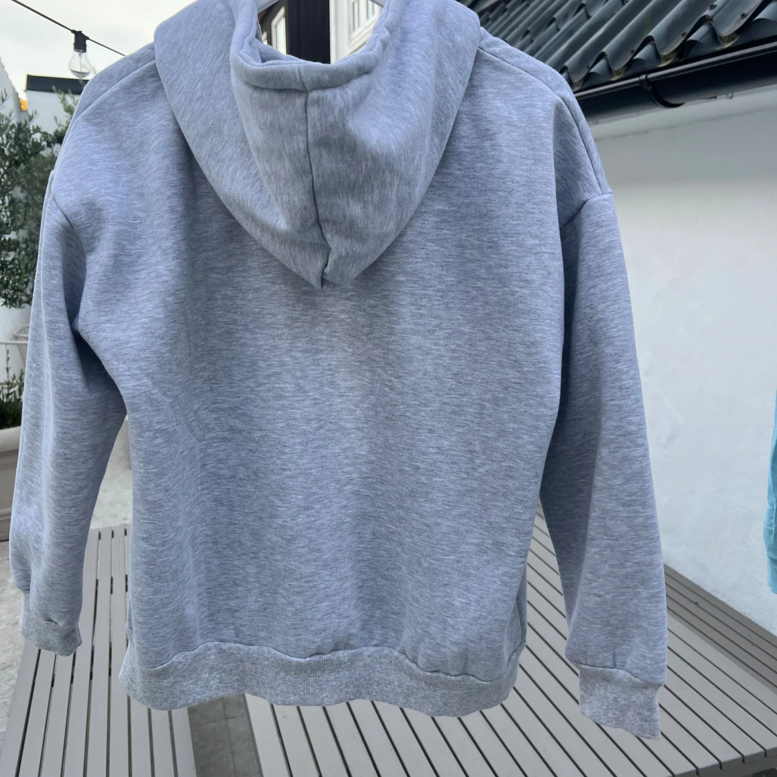 Grå hoodie med dragkedja från Carhartt - 2