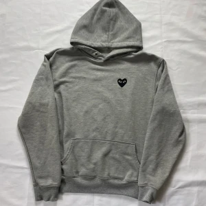 Hoodie från Comme Des Garçons  - Hoodie från Comme Des Garçons i storlek S. Mycket bra skick, bara färgen från storlekslappen som börjat släppa lite, såklart inget som syns på utsidan! Pris: 899 | Tveka inte att höra av er med prisförslag eller funderingar!