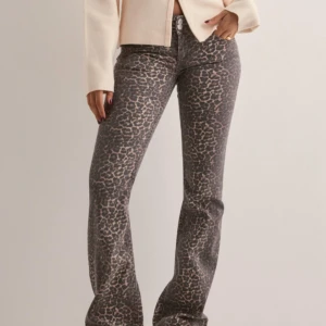 Leopardmönstrade bootcut jeans - Snygga lågmidjade bootcut jeans med leopardmönster. Stl 34. Är i mycket bra skick o dem är som nya. Hör av er vid frågor och funderingar (priset är ej hugget i sten)❣️