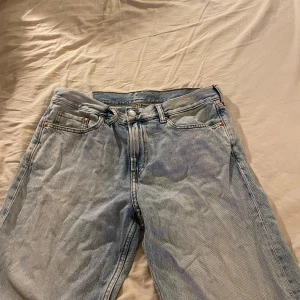  ljusblå jeansshorts relaxed fit - Jeansshorts från H&M relaxed fit, storlek: 34/32