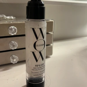 Color Wow Pop & Lock High Gloss Finish - Color Wow Pop & Lock High Gloss Finish är en transparent glansprodukt i pumpflaska på 55 ml. Den ger hög glans, UV-skydd och hjälper till att kontrollera friss. Flaskan är genomskinlig med svart pump och lock, och har en modern design med tydlig logga.