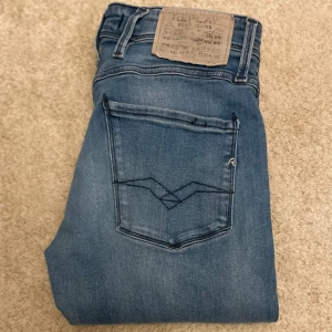 Replay Anbass jeans - Säljer dessa riktigt snygga Replay Anbass slim fit jeans i mycket bra skick! Byxorna är i storlek w28 l30! Hör av er ifall ni har några frågor!