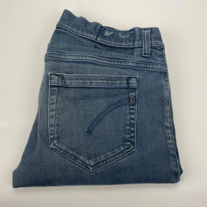 Dondup jeans  - Klassiska dondup jeans i ljusblå tvätt med raka ben och knappgylf. Jeansen har fem fickor och är tillverkade i slitstarkt bomullsjeans. Perfekta för dig som gillar en tidlös och avslappnad stil.
