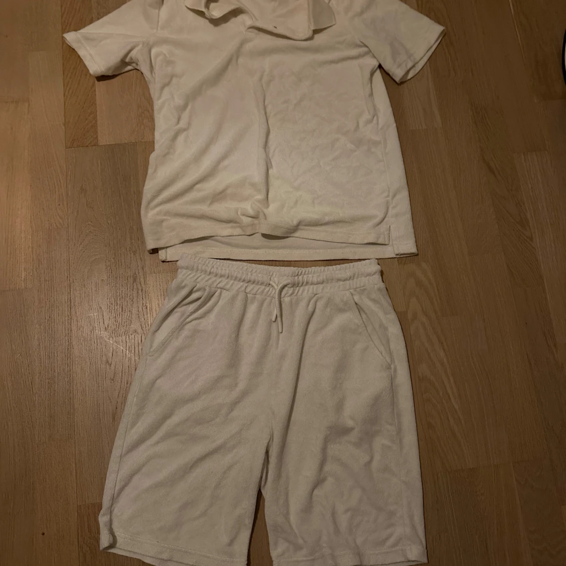 Vita frottéshorts med snörning