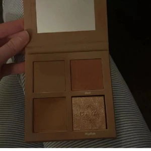 Caia classy palett - Blush och highlighter orörd. Contour testas. Bronzer använd
