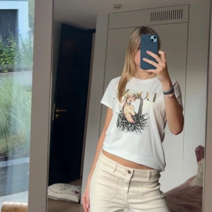 Vit t-shirt från Care of You - Vit t-shirt från Care of You med coolt print. Super bra skick! 