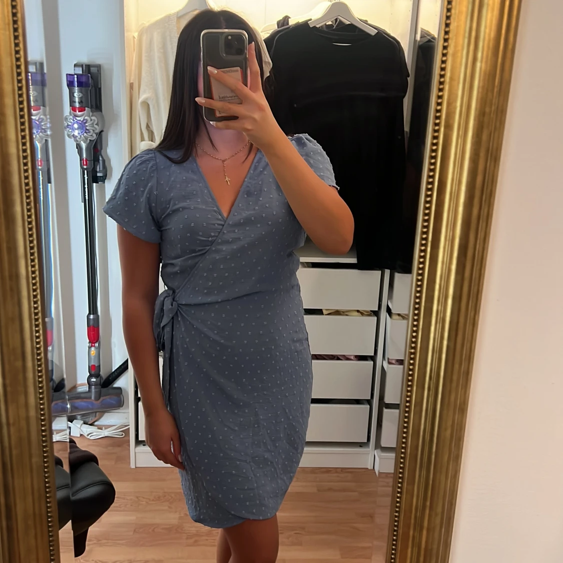 Blå omlottklänning med knyt