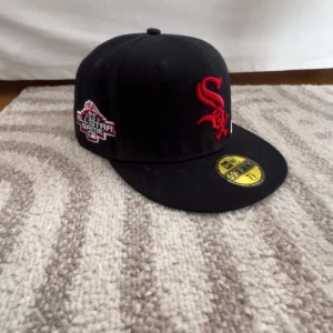 Chicago White Sox keps 59FIFTY - Säljer en svart New Era 59FIFTY keps eftersom den inte används är i perfekt skick och aldrig använt den tar prisförslag.