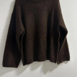 Brun mohair stickad tröja HM - Så fin och populär mohair tröja från HM. I en fin mörkbrun färg. Storlek S. Endast använd typ 2 ggr så mycket fint skick! 🤎🍂