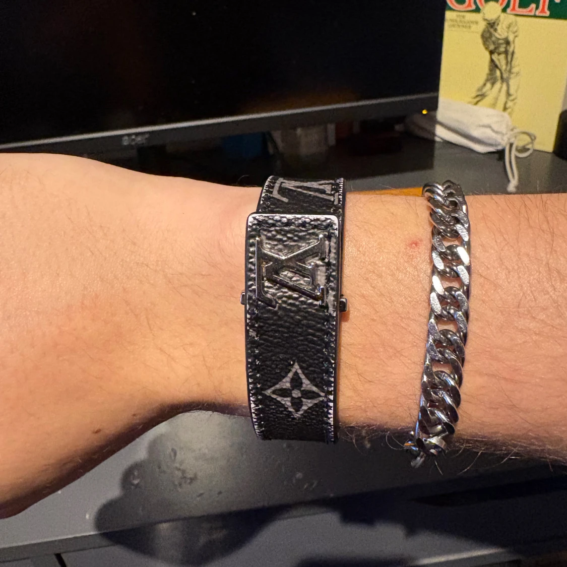 Svart armband från L.V - 1