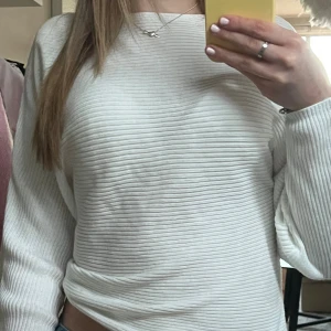 Ribbad långärmad tröja  - Vit ribbad långärmad tröja, liknar den från only! Säljer då den i inte kommer till användning och plagget har ej tecken på skador eller defekter!💕💕💕💕