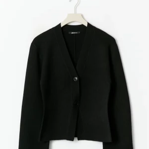 Svart kofta från Gina Tricot - Helt oanvänd prislapp kvar💗