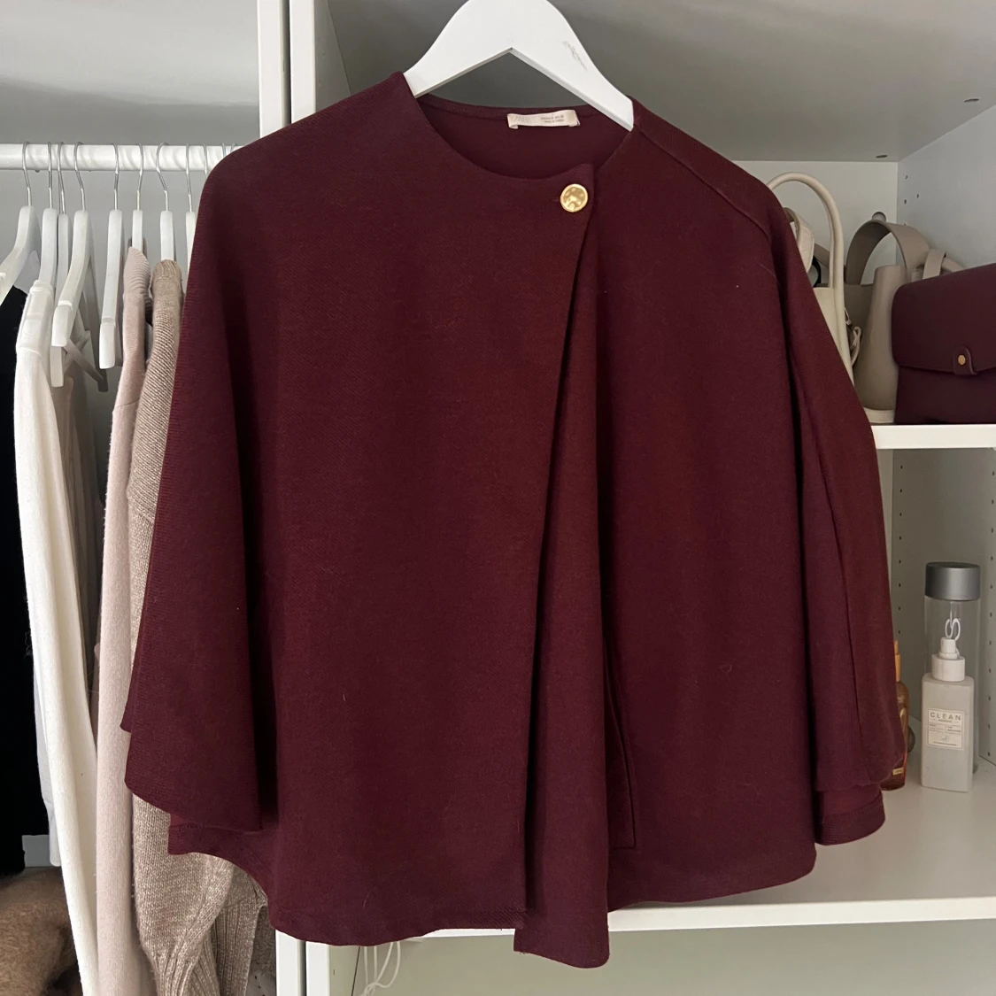 Vinröd kappa med guldknapp - 1