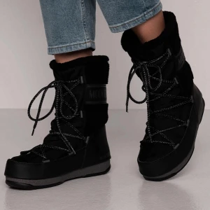 Svarta, sherpa Moon Boots med snörning (vattentäta)  - Säljer ett par svarta sherpa Moon Boots. Dom här säljs inte längre och är i min åsikt snyggare och mer klädsamma än den klassiska MoonBoot siluetten. Skorna är varma, gosiga och nästan nya. Använde till en Halloween look. Perfekta för vintern och riktigt snygga till jeans, tights eller som jag barbent haha. 