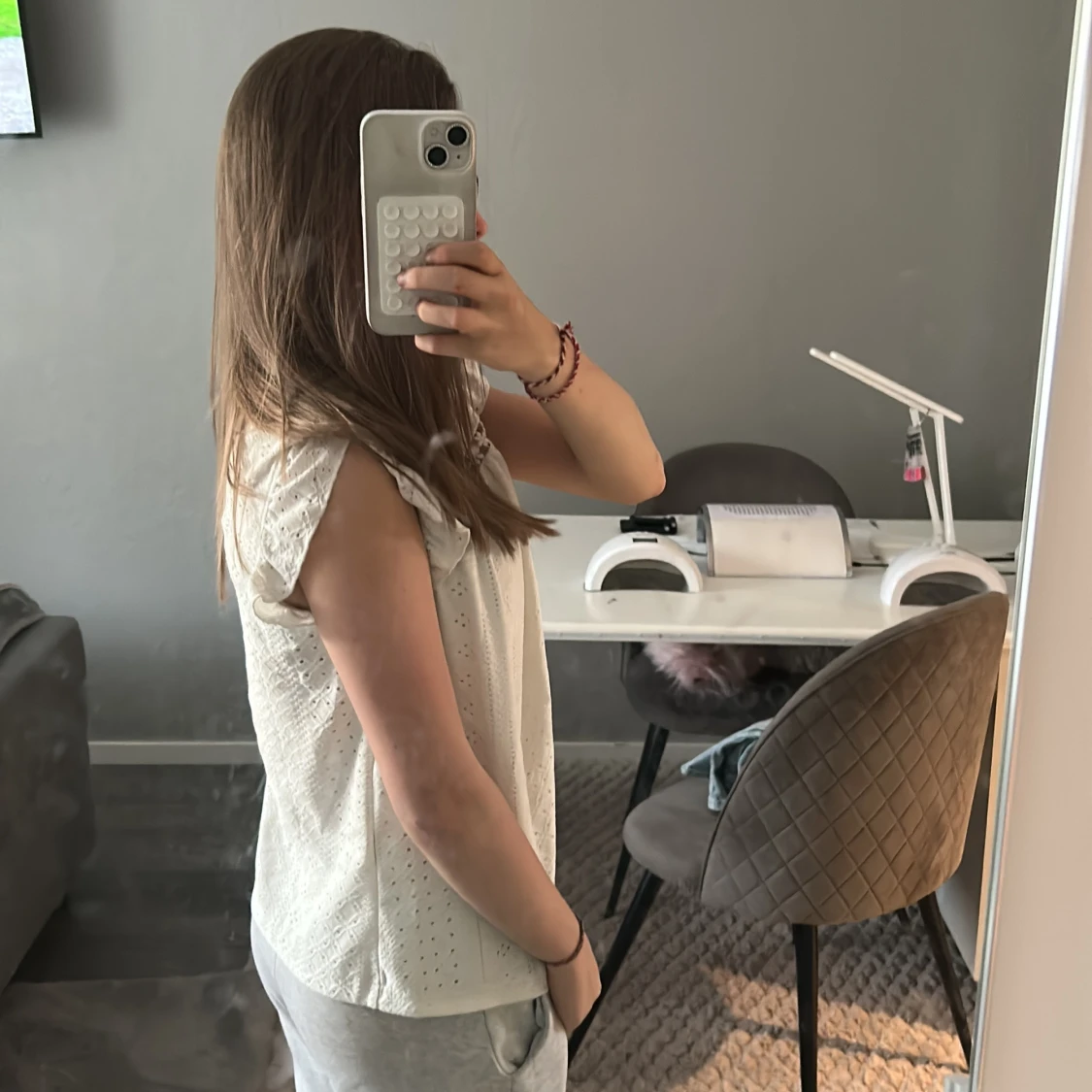 Vit blus med spetsdetalj - 1