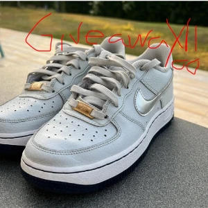 Nike Air Force 1 silver sneakers - 1.Lika annonsen 2.Följ mig på plick 3. Lika mina plagg om jag har uppe! vinnare dras 1December!      Storlek kan ändras upp till 42!