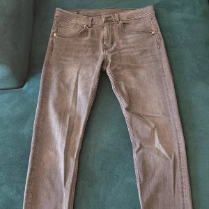 Gråa slim fit jeans J.Lindeberg - Slimmade grå jeans från J.Lindeberg, modell Jay med midwaist. Klassisk femficksdesign och dragkedja. Dom är oanvända. Var frö små för mig.