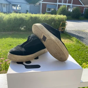 Eytys 43 - Säljer dessa snygga och bekväma dojor i storlek 43 | Skick 8/10 | Skorna går att matcha till nästan allt så perfekt för dig som söker ett par skor till flera outfits! Storlek 43 som sagt men sitter lite mindre så 42 - 42,5 | Bara att skriva vid minsta lilla fråga😁