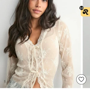 Delicate lace LS top  - En jättefin spets blus ifrån Nelly. Storlek XXS stor i storlek så passar snarare en S. Aldrig någonsin använd och tagg sitter kvar. Köptes för 400kr ! Fråga om mera bilder 😇