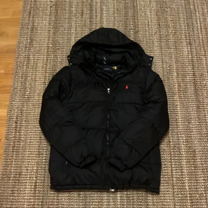 Ralph luaren pufferjacket - Ralph luaren pufferjacket i ny skick. Skriv om du har frågor.