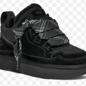 SÖKER!!! SVARTA UGG LOWMEL I SVART - Söker svarta ugg lowmel i storlek 42/43