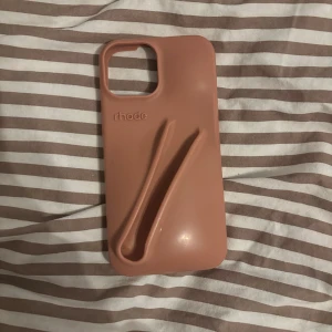 Rhode skal iPhone 13-14-15 - Jättefint Rhode skal i färgen toast💕passar iPhone 13-14-15! I fint skick 