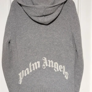 Palm angels sip up hoodie storlek M - En grå Palm angels sip up hoodie men logga på ryggen. Ut märkt skick endast använd några gånger. 100% äkta! Storlek M