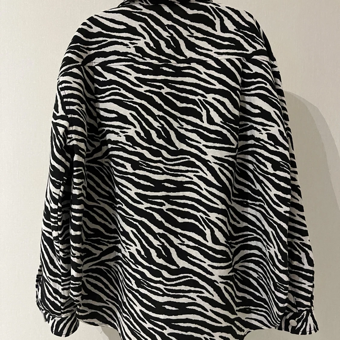 Oversized zebramönstrad skjortjacka - 1