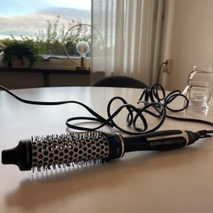 Värmeborste - Värmeborste från BJÖRN AXÉN . Modellen heter ”OBH Nordica Björn Axén Tools Magic Style Brush 3101 30mm” Nypris 795kr. Orginalförpackning finns tyvärr inte kvar. Köparen står för frakten. Pris kan diskuteras vid snabb affär.