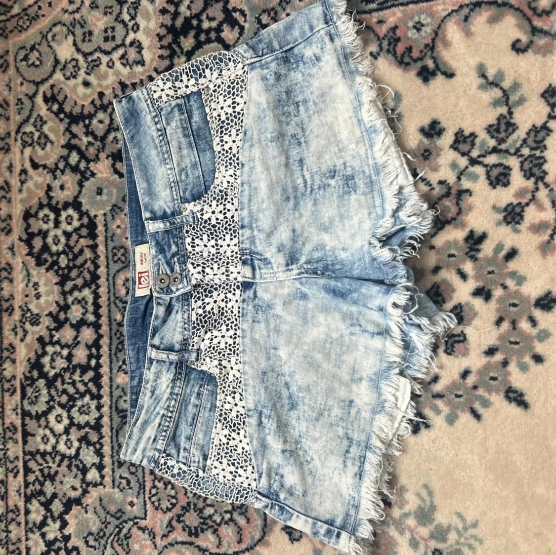Snygga lågmidjade jeansshorts 