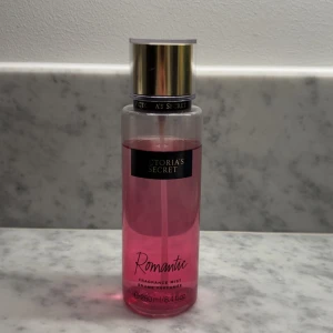 Victoria's Secret Romantic Mist - Body mist från Victoria's Secret med en söt och blommig doft 🩷