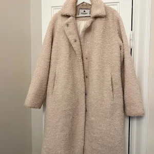 Teddyjacka - En vit teddyjacka i väldigt fint skick. Endast använd ett fåtal gånger.