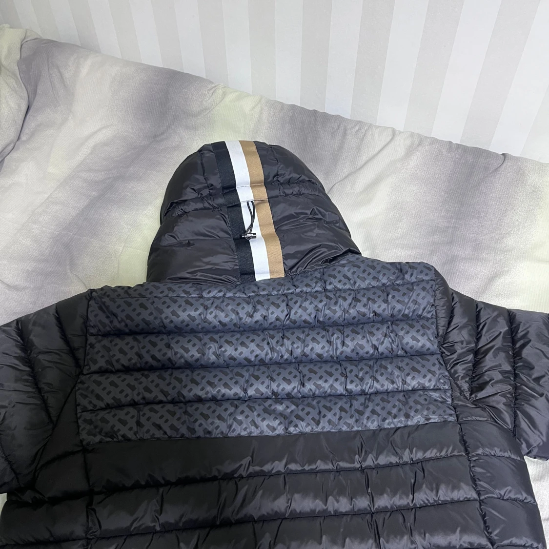 Svart pufferjacka från BOSS Equestria - 2