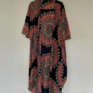 Kimono med bohemiskt mönster - Snygg kimono med bohemiskt mönster. Klänningen har trekvartsärmar och en lös, flowy passform. 